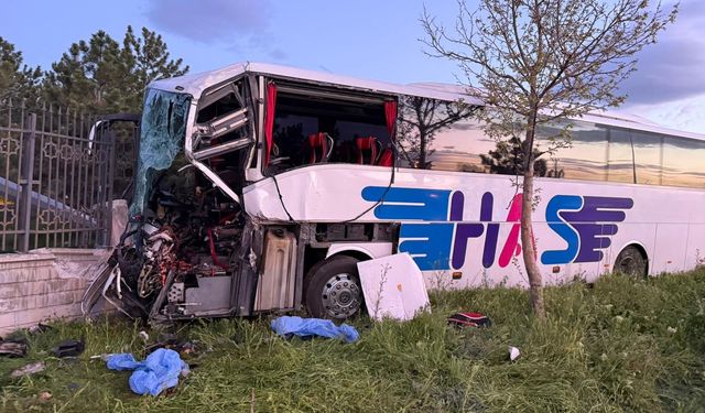 Konya'da yolcu otobüsü, TIR'a çarptı: 1 ölü, 8 yaralı