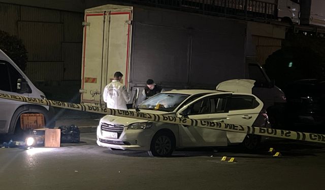 Küçükçekmece'de polisin 'dur' ihtarına uymayan şüpheliler kaçarken kaza yaptı: 1 polis yaralandı, 2 gözaltı