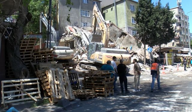 Küçükçekmece'de yıkımı yapılan bina çöktü; bitişiğindeki apartman tahliye edildi