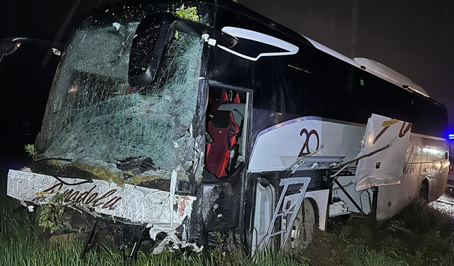 Uşak'ta 7 aracın karıştığı zincirleme kaza: 4 ölü, 34 yaralı