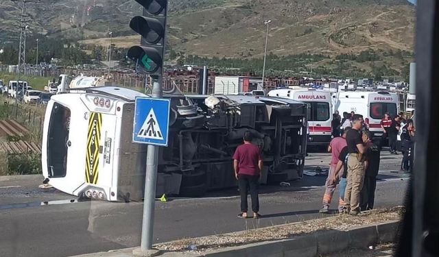 Mersin'de Rus öğrencileri taşıyan servis midibüsü devrildi: 17 yaralı