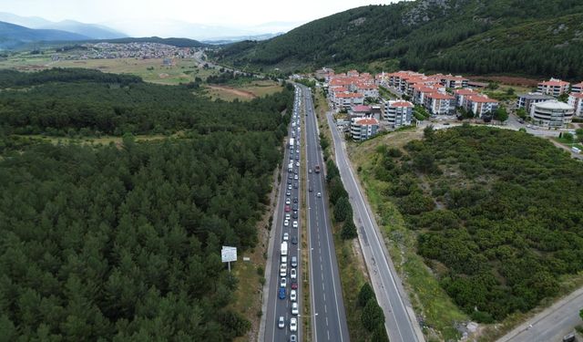 Muğla'ya tatilci akını; kilometrelerce araç kuyruğu oluştu