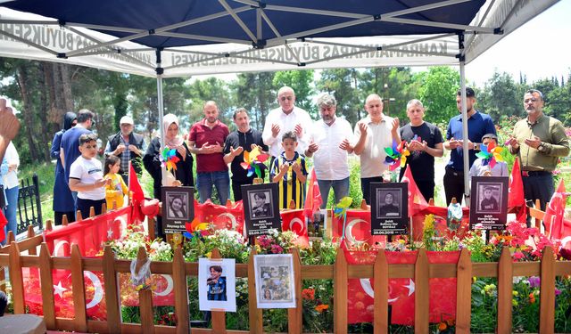 Okuldaki saldırıda ölen öğrencilerin aileleri mezarlıkta bir araya geldi