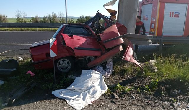 Otomobil, yön tabelasının direğine çarptı; evli çift öldü, çocukları ağır yaralı