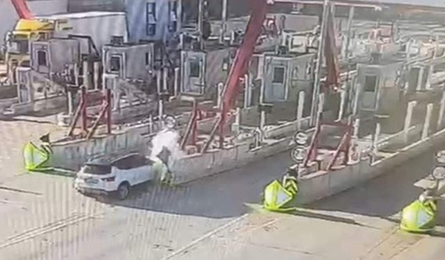 Otoyol gişelerine çarpan otomobildeki karı-kocayı ölüm ayırdı