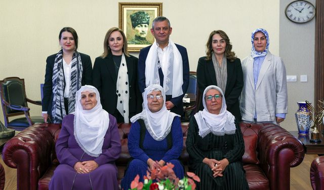 Özgür Özel 'Barış Anneleri' heyetini kabul etti