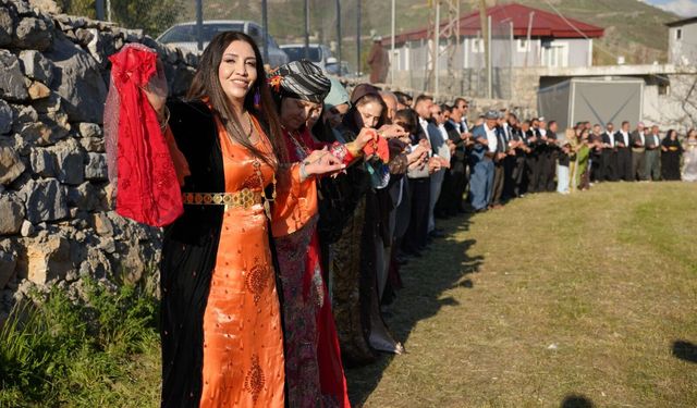 Şırnak’ta aşiretlerin ‘yasak’ kararına rağmen kadınlar halay başına geçti