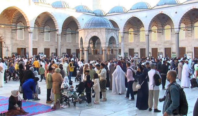 Sultanahmet Camii'nde bayram yoğunluğu havadan görüntülendi