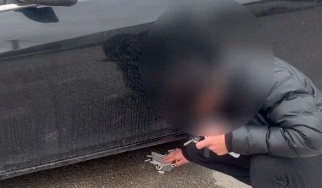 Sürücünün zabıtayı görünce attığı izmaritleri topladığı anlar kamerada