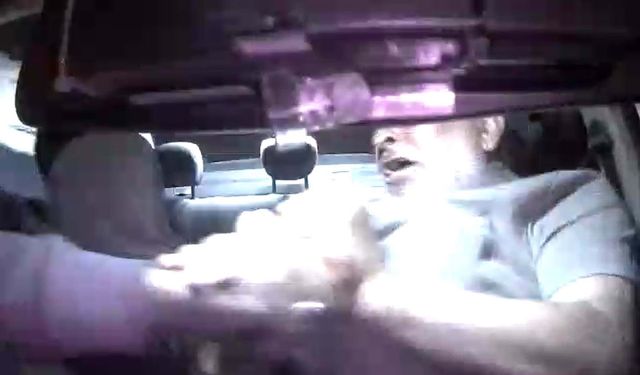 Taksiciye bıçaklı 'gasp' girişimi kamerada