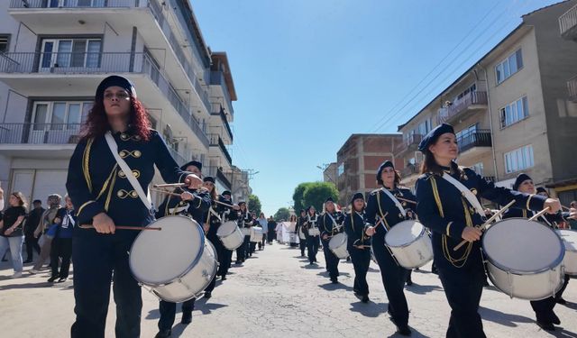 Terzisinden pazarcısına, kuaföründen muhtarına 40 kadın bir araya gelip, belediyenin bando takımını kurdu