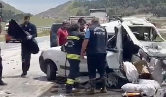 TIR, otomobile çarptı; 2 ölü, 2 yaralı