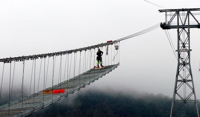 Türkiye'nin en büyük teleferiğinde zorlu bakım çalışması