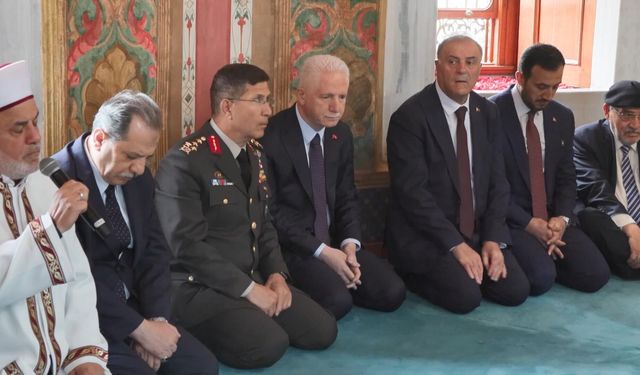 Vali Gül fethin 573'üncü yıl dönümünde Fatih Sultan Mehmet'in türbesini ziyaret etti