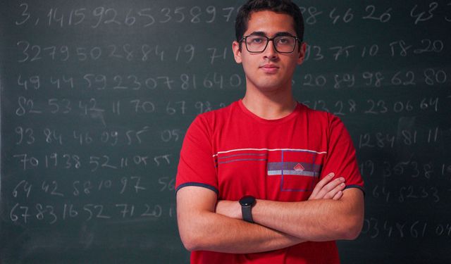 22 dakikada Pi sayısının virgülden sonraki 5 bin basamağını ezbere okudu