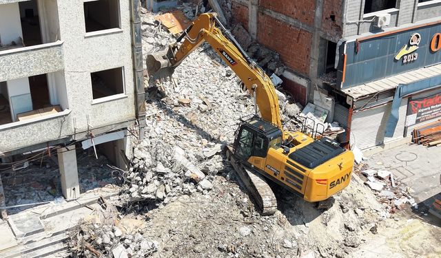 4 kişinin öldüğü çöken binanın çevresindeki yapıların yıkımına başlandı