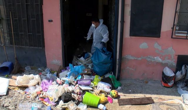Ataşehir'de kokudan rahatsız olan mahalleli ihbar etti; evden 5 kamyon çöp çıktı