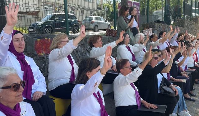 Avcılar'da kadın muhtarlardan 'elle yardım isteme işareti' için farkındalık çalışması