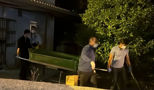Babasının cenazesiyle 2 gün aynı evde yaşadı