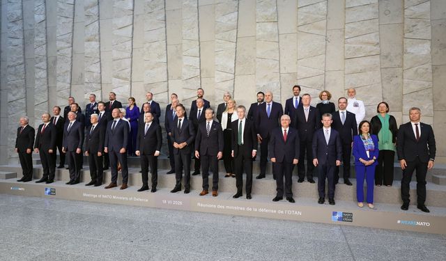 Bakan Güler, NATO Savunma Bakanları Toplantısı'nda aile fotoğrafına katıldı