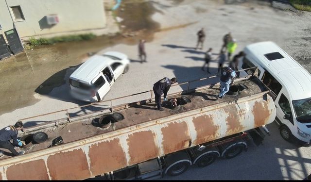 Durdurulan tankerden 30 düzensiz göçmen çıktı