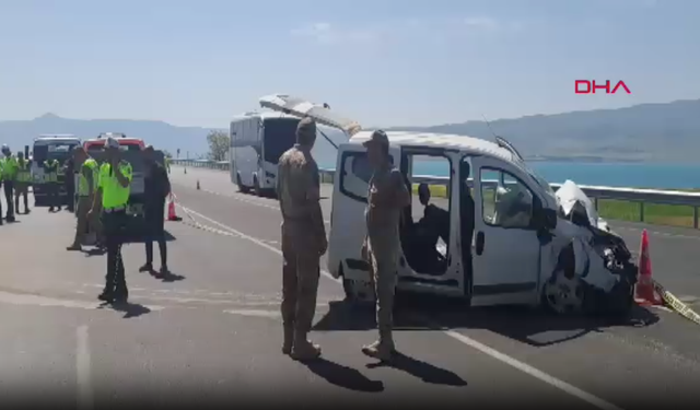 Van'da hafif ticari araç, park halindeki askeri araca çarptı; 1 şehit, 4'ü asker 5 yaralı