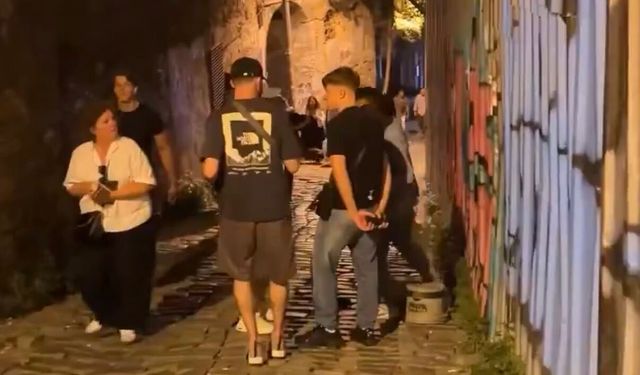 Galata’da 'fırça düşürme' bahanesiyle dolandırmaya çalıştığı kadını Rus turistler kurtardı; şüpheli yakalandı