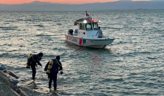Gölde boğulma tehlikesi geçiren oğlunu kurtarırken hayatını kaybetti