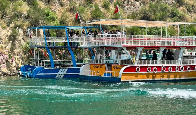 Halfeti’de arızalanıp sürüklenen tur teknesindeki 40 yolcuyu jandarma tahliye etti