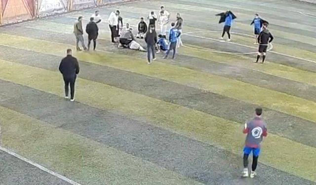 Halı sahada dili boğazına kaçan oyuncuya müdahale kamerada