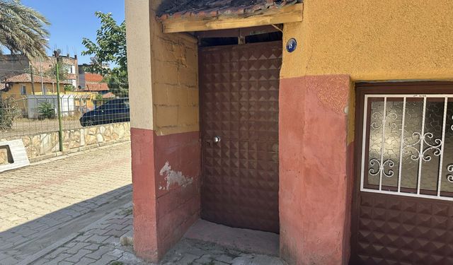 İzmir'de evin kapısına asılan poşette yeni doğmuş bebek bulundu