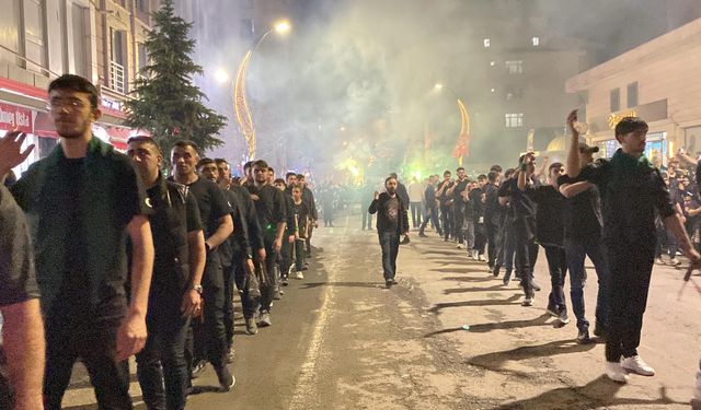 Kars’ta yüzlerce kişi ağıtlar yakıp, sine vurarak Kerbela şehitlerini andı