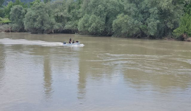 Kelkit Çayı'na düşerek kaybolan 2 genci arama çalışmaları 5'inci gününde
