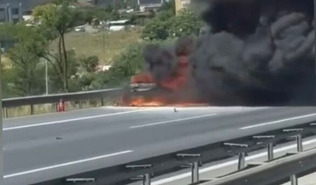 Küçükçekmece TEM Otoyolu'nda otomobil alev alev yandı; yol trafiğe kapatıldı