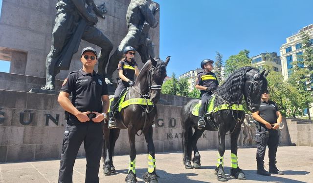 NATO Zirvesi öncesi Ankara'da atlı polislerden devriye