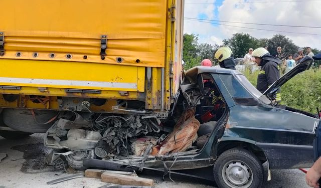 Otomobil, park halindeki TIR'a çarptı; sürücü ile eşi öldü