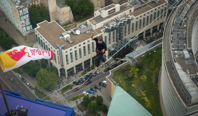 Polonya'da Estonyalı sporcu 180 metre yükseklikte iki bina arasında yürüdü