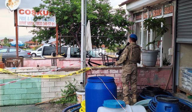 Seyyar satıcı, esnaf çifti silahla yaralayıp, yaşamına son verdi