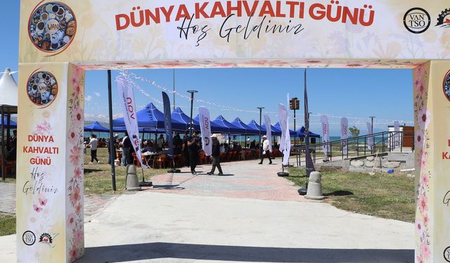 Van Gölü Sahili'nde 'Dünya Kahvaltı Günü' etkinliği