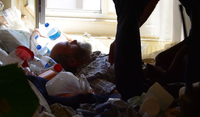 Yaşadığı ‘çöp ev’de mahsur kalınca polisi arayıp yardım istedi