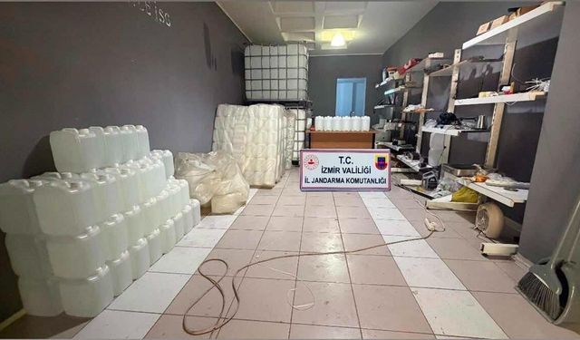 İzmir'de kaçak alkol ve tütün operasyonu