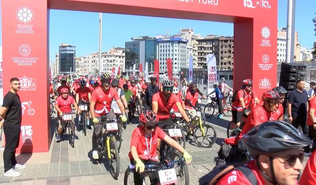 15 Temmuz etkinlikleri kapsamında düzenlenen bisiklet turu Taksim'de başladı