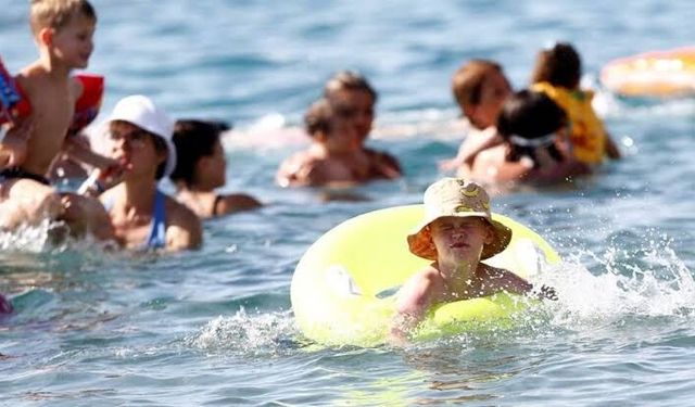 Antalya'da hissedilen sıcaklık 44 dereceyi buldu