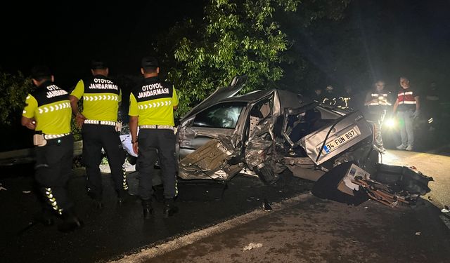 Arıza nedeniyle emniyet şeridinde duran otomobile TIR çarptı; 1 çocuk öldü, 3 yaralı