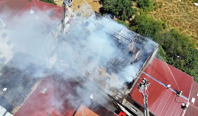 Avcılar'da 5 katlı binanın çatısında çıkan yangın 2 daireye sıçradı
