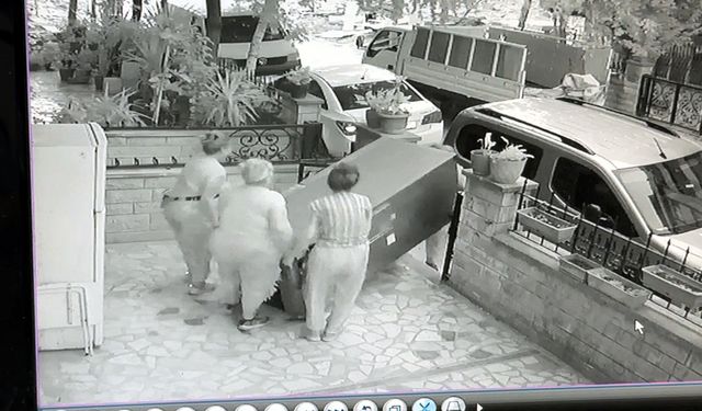 Avcılar'da yaklaşık 100 kilogram buzdolabını çalan 4 kadın kamerada