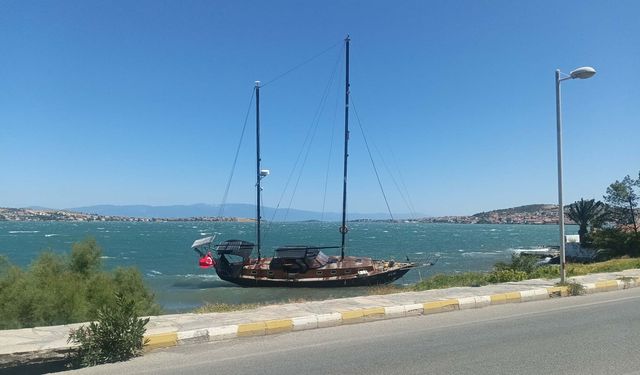 Ayvalık'da kuvvetli rüzgar; yelkenli tekne kıyıya vurdu