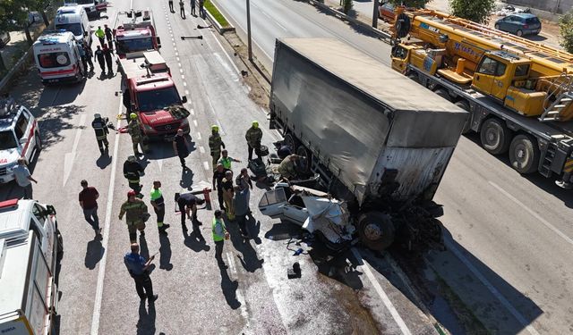 Bursa'da freni boşalan kamyon, 4 araca çarptı; 2'si ağır 5 yaralı