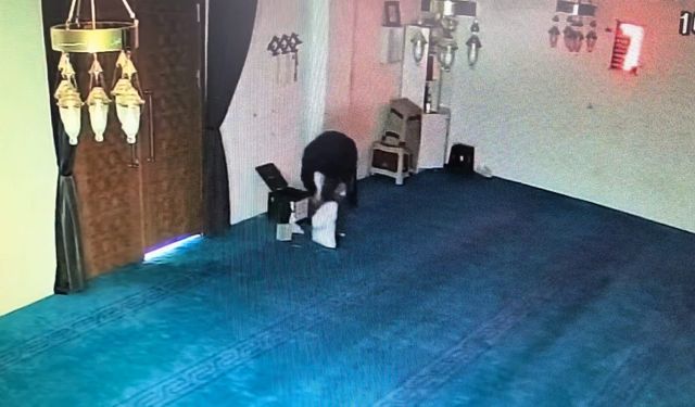 Camideki yardım kutusunu kırıp 100 bin TL çaldı; hırsızlık kamerada