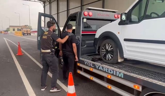 Çekici üzerinde taşınan otomobilin LPG tankından 8,8 kilo esrar çıktı